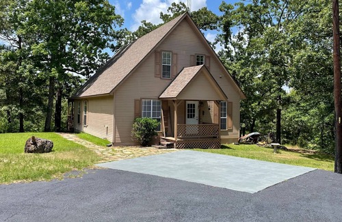 Grand Saline House | Hilltop Hideaway -1500+ sq/ft home - views of private lake on 42 beautiful acres