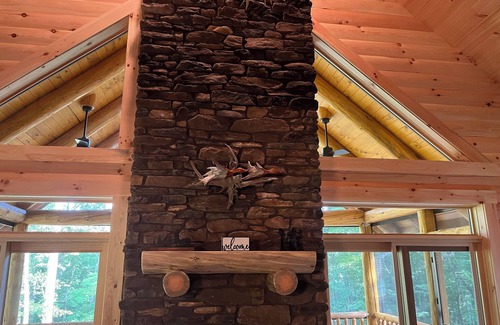 Logan Cabin | "Hilltop Hideaway" - A "GEM" in beautiful Hocking Hills !