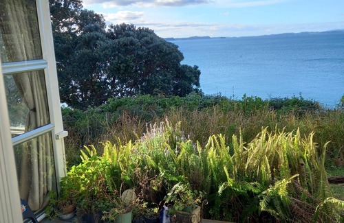 Red Beach Cottage | Hilltop Hideaway Cottage in Pinewoods Holiday Park