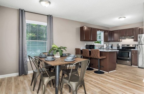 Five Points South Condo | Hilltop Hideaway E- WiFi/4 Queen Beds/Free Parking
