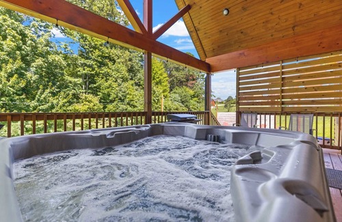 Rogers Cabin | Hilltop Hideaway-NaturalBridge2m/Modern/HotTub/New