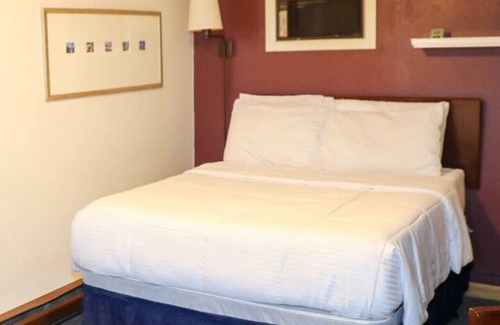 International Falls Cabin | Hilltop Lodge Standard Double - Room 108