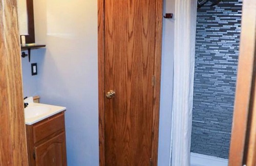 International Falls Cabin | Hilltop Lodge Standard Queen - Room 103