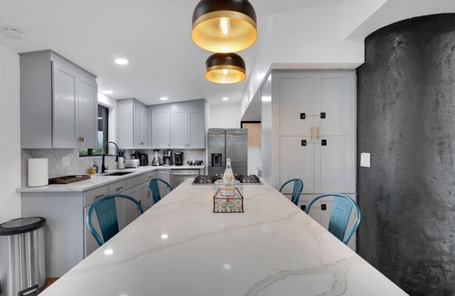 Tucson House | Hilltop:Mt Views!Movie Theater+NFL TICKET Arcade+Hot tub+Sauna+Golf+Yoga+Beauty