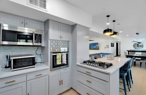 Tucson House | Hilltop:Mt Views!Movie Theater+NFL TICKET Arcade+Hot tub+Sauna+Golf+Yoga+Beauty