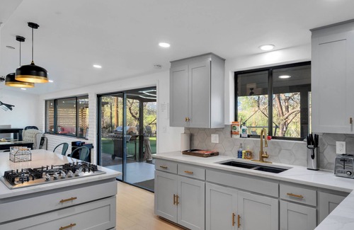 Tucson House | Hilltop:Mt Views!Movie Theater+NFL TICKET Arcade+Hot tub+Sauna+Golf+Yoga+Beauty