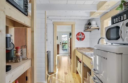 West Side Historic District Cottage | Hilltop Nest:Cozy 1BR Cottage Near Downtown Hendersonville