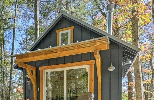 West Side Historic District Cottage | Hilltop Nest:Cozy 1BR Cottage Near Downtown Hendersonville