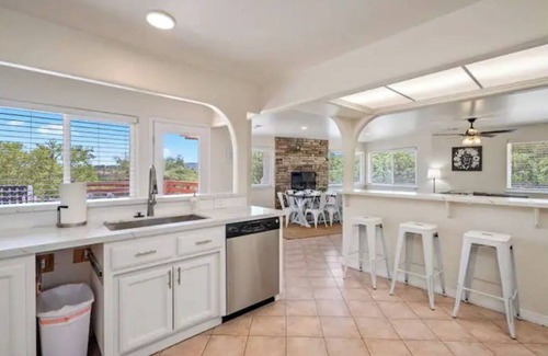 Atascadero House | Hilltop Oasis w/4 Roomy Bedrooms & Striking Views