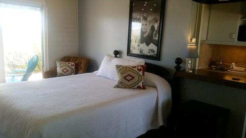 Apple Valley Hotel | Hilltop Tavern and Inn