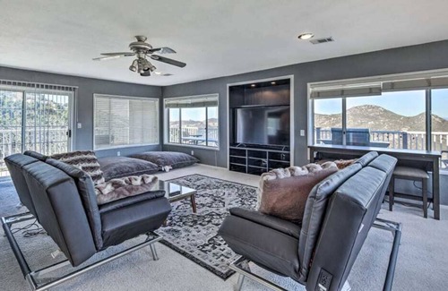 San Marcos House | Hilltop Unique 3-bed House w/ Deck & 360° Views, jacuzzi, pool table in 12 acres