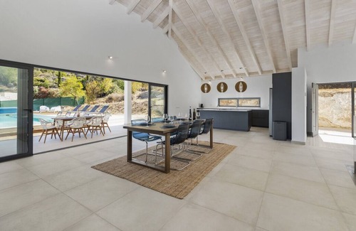 Alfeicao Villa | Hilltop Villa