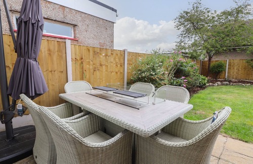 Conwy Cottage | HILLTOPS, pet friendly, with hot tub in Deganwy