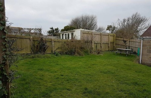 Bridport Cottage | HILLVIEW BUNGALOW, pet friendly, with a garden in Burton Bradstock