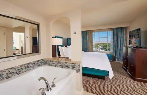 Las Vegas Resort | Hilton Grand 2BR Suite at Las Vegas 2023 F1 Grand Prix