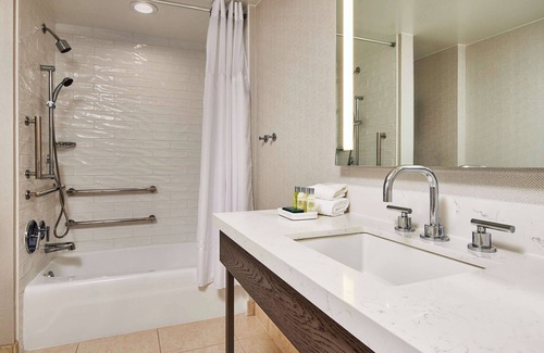 Country Club Plaza Area Hotel | Hilton Kansas City Country Club Plaza