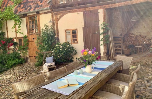 Quedlinburg Apartment | ⭐️ himmlischer Hof - relaxation in a listed building from 1477, 4-6 p, 70m², fireplace/terrace/p