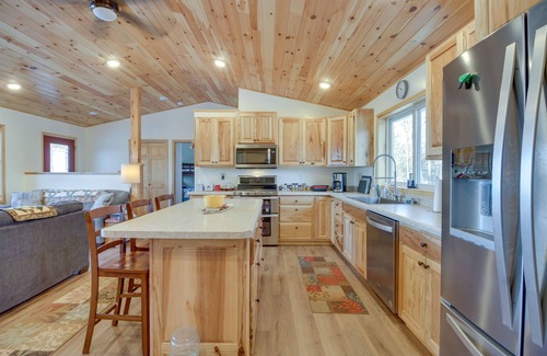Hines Cabin | Hines Vacation Rental w/Grill: Walk to Lake!
