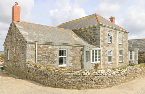 Helston Cottage | HINGEY FARMHOUSE, family friendly, with open fire in Gunwalloe