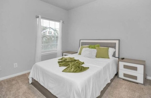 Central Southwest Apartment | Hint of Green 1/1 Near Medical Center Gym Pool
