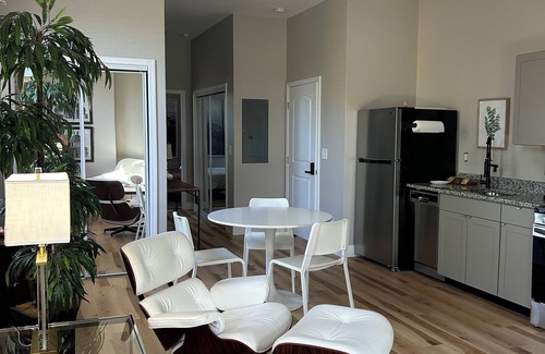 Tennille Apartment | Hip 1-bedroom corporate apt located in Historic Downtown Tennille, GA with AC