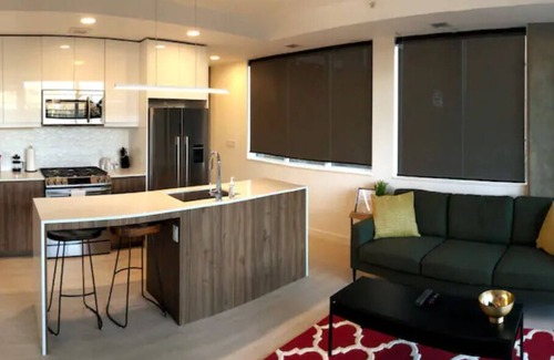 Sunnyside Condo | ✭Hip 1BR w/city views, Netflix, bars & cable✭