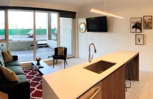 Sunnyside Condo | ✭Hip 1BR w/city views, Netflix, bars & cable✭