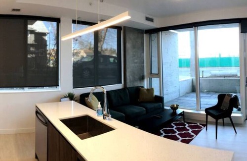 Sunnyside Condo | ✭Hip 1BR w/city views, Netflix, bars & cable✭