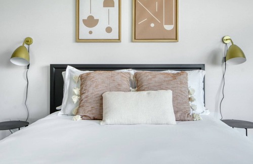 Cherry Creek Apartment | Hip Cherry Creek Studio w/ Lounge & W/D near 2nd Ave shops, by Blueground