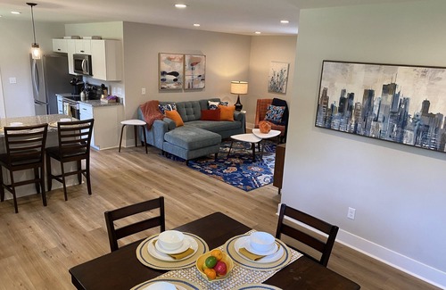 Merry Oaks House | Hip Donelson close to great restaurants and shopping. Easy access to Nashville.