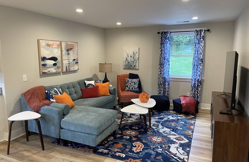 Merry Oaks House | Hip Donelson close to great restaurants and shopping. Easy access to Nashville.