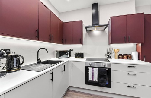 Snaresbrook House | Hip & Happening: 4BR Urban Gem for Large Groups