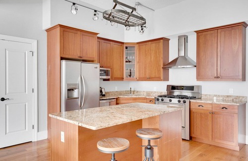 The Heights Apartment | Hip Jersey City 2BR w/W/D & Doorman, free shuttle to PATH, by Blueground