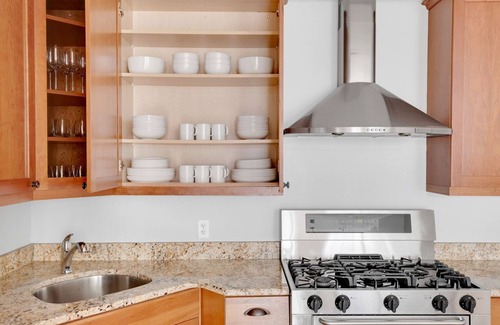 The Heights Apartment | Hip Jersey City 2BR w/W/D & Doorman, free shuttle to PATH, by Blueground