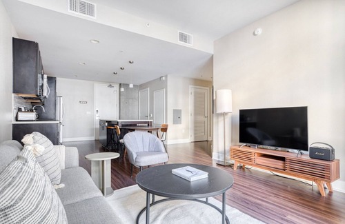 Mission Bay Apartment | Hip Mission Bay 1BR w/Gym & W/D, walk to Caltrain & Muni, by Blueground