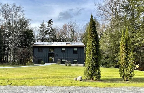 Becket House | Hip Renovated Mid Century 4 Bedroom on Long Bow Lake