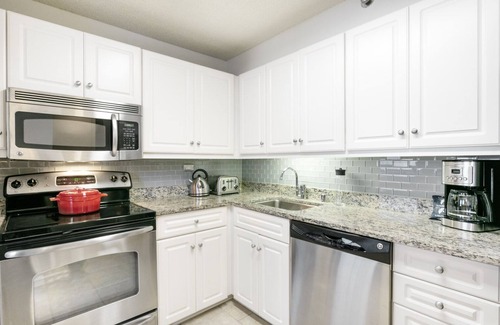 Rush and Division Apartment | Hip River North 1BR w/Gym, W/D, near Magnificent Mile, by Blueground