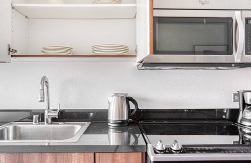 The Villas Apartment | Hip Santana Row Studio w/ Pool & Gym, 10 mins to Google, by Blueground