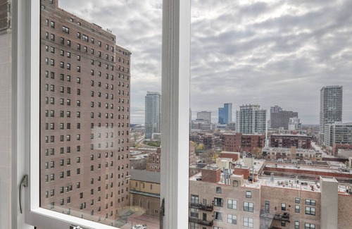 South Loop Apartment | Hip South Loop Studio w/Lounge, Pool & Gym nr Grant Park, by Blueground