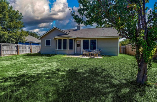 Hutto House | Hip, Spacious Hutto Home 4/2, 3 Mins to Kalahari, Hutto Co-Op, and Dell Diamond