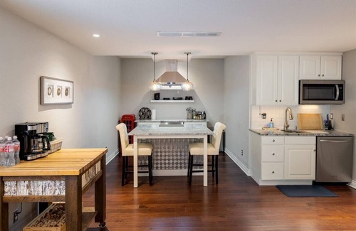 Longmont House | Hip, Upscale Apartment Hot Tub Private Entrancenn
