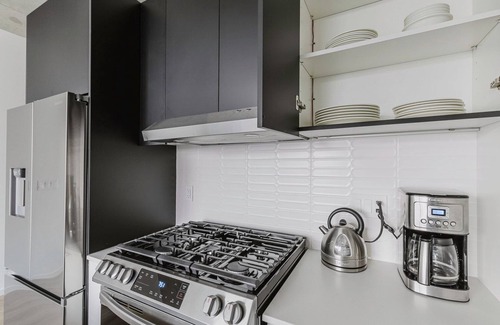 West Town Apartment | Hip West Loop 1BR w/Gym, Pet Area, Rooftop, W/D & Gym, by Blueground