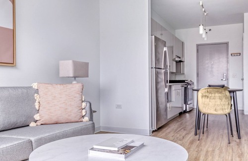 West Loop Apartment | Hip West Loop Studio w/Gym & Pool in heart of Greektown, by Blueground