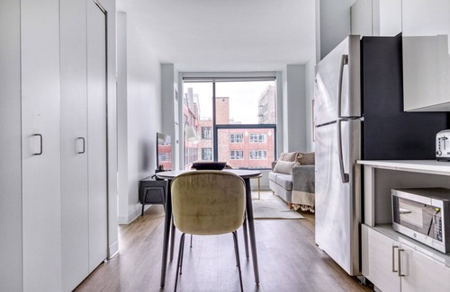 West Loop Apartment | Hip West Loop Studio w/Gym & Pool in heart of Greektown, by Blueground