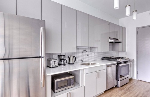 West Loop Apartment | Hip West Loop Studio w/Gym & Pool in heart of Greektown, by Blueground