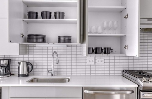 West Loop Apartment | Hip West Loop Studio w/Gym & Pool in heart of Greektown, by Blueground