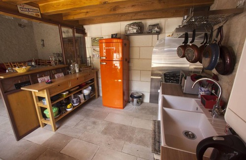Loches Cottage | Historic 16th Century City Cottage with Modern Amenities, Near Indre à Vélo, Pet-Friendly