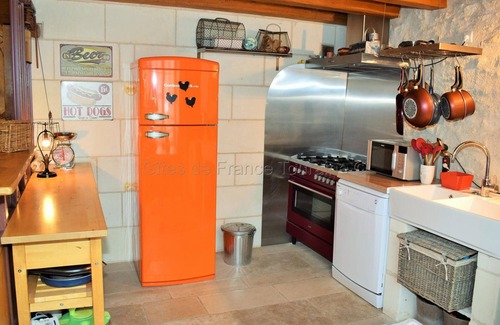 Loches Cottage | Historic 16th Century City Cottage with Modern Amenities, Near Indre à Vélo, Pet-Friendly