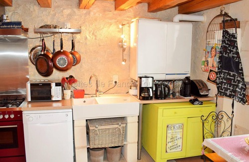 Loches Cottage | Historic 16th Century City Cottage with Modern Amenities, Near Indre à Vélo, Pet-Friendly