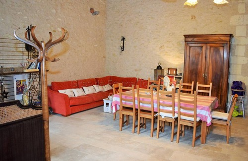 Loches Cottage | Historic 16th Century City Cottage with Modern Amenities, Near Indre à Vélo, Pet-Friendly